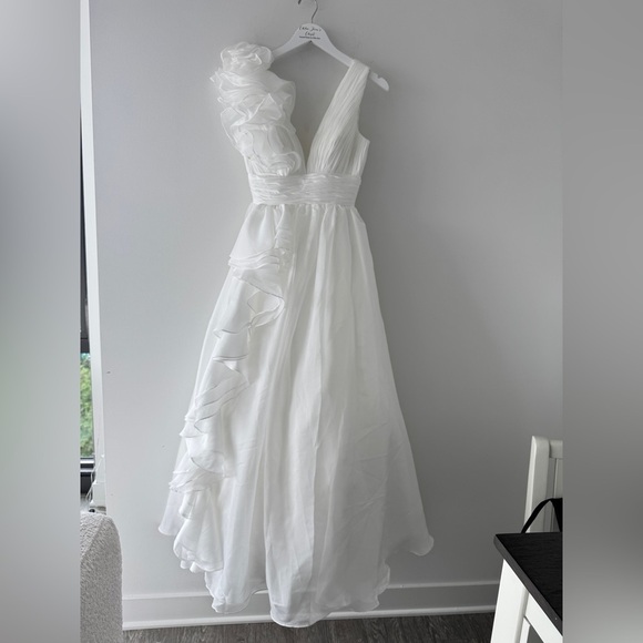 MAC DUGGAL White Ruffle Shoulder V Neck Chiffon Gown 2 - Picture 4 of 9